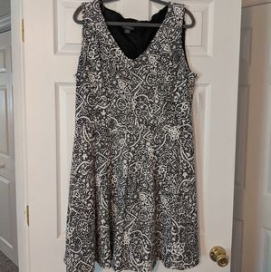 Covington XL Black & White V-Neck Flare Dress